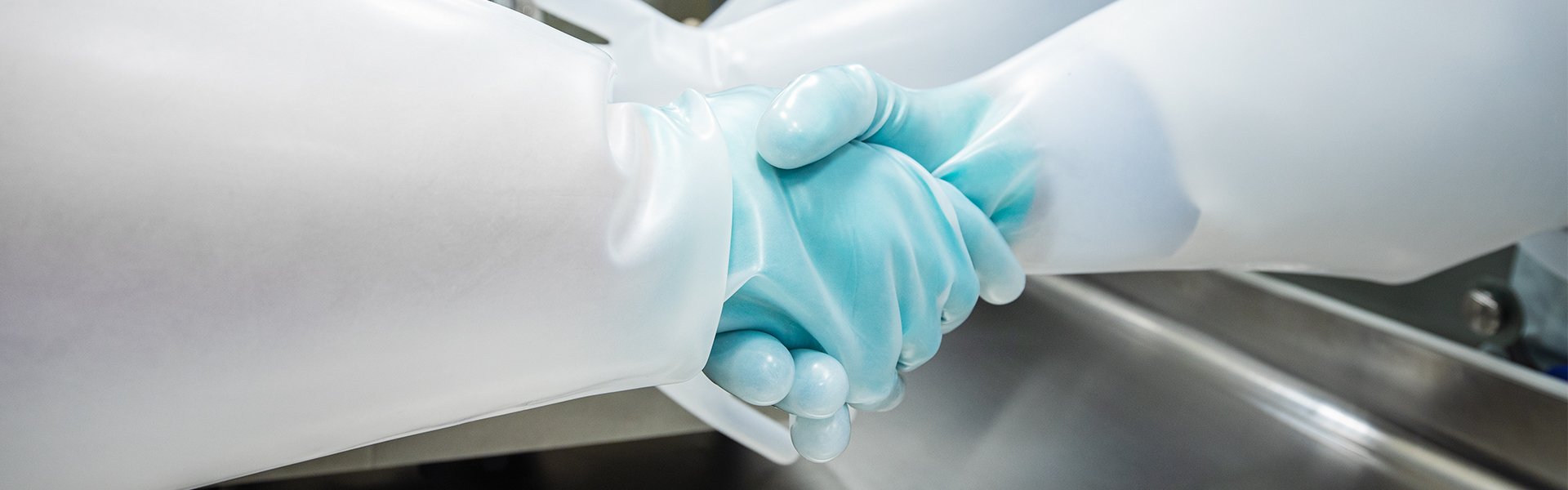 Handshake im Labor mit Schutzkleidung