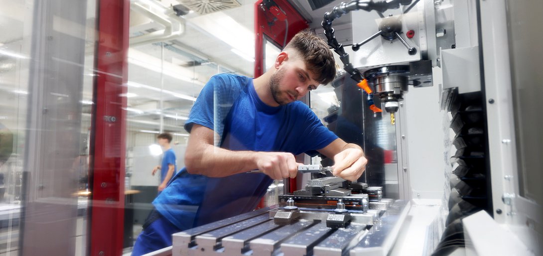 Auszubildender in der Lehrwerkstatt