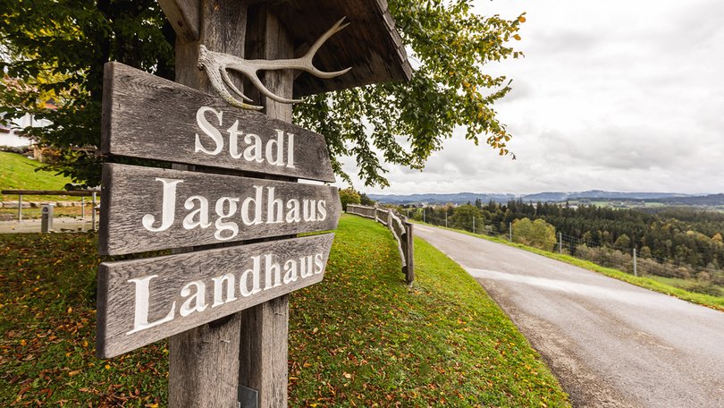 Waldner Labor Fachsymposium: Wegweiser vor dem Gebäude