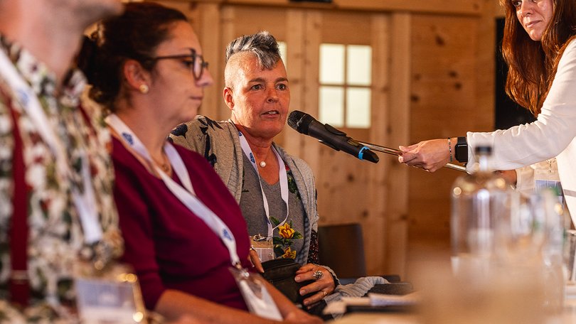 Waldner Labor Fachsymposium: Frau spricht in Mikrofon