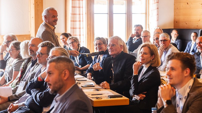 Waldner Labor Fachsymposium: Teilnehmer an Tischen