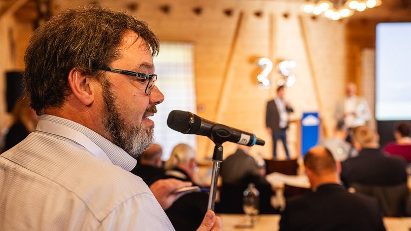 Waldner Labor Fachsymposium: Mann spricht in Mikrofon