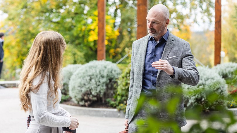 Waldner Labor Fachsymposium: 2 Menschen unterhalten sich draußen