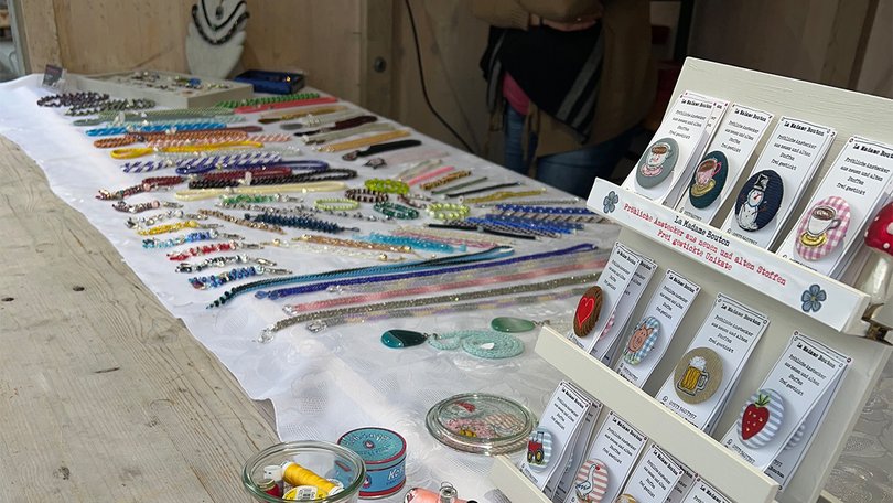 Sale of buttons and jewellery at the New Year's reception